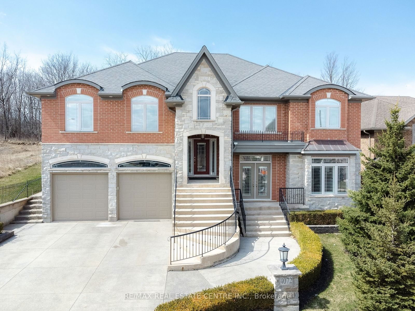 Detached House for sale at 4072 Highland Park Drive, Lincoln, 982 - Beamsville, L0R 1B7 - MLS: X11961356