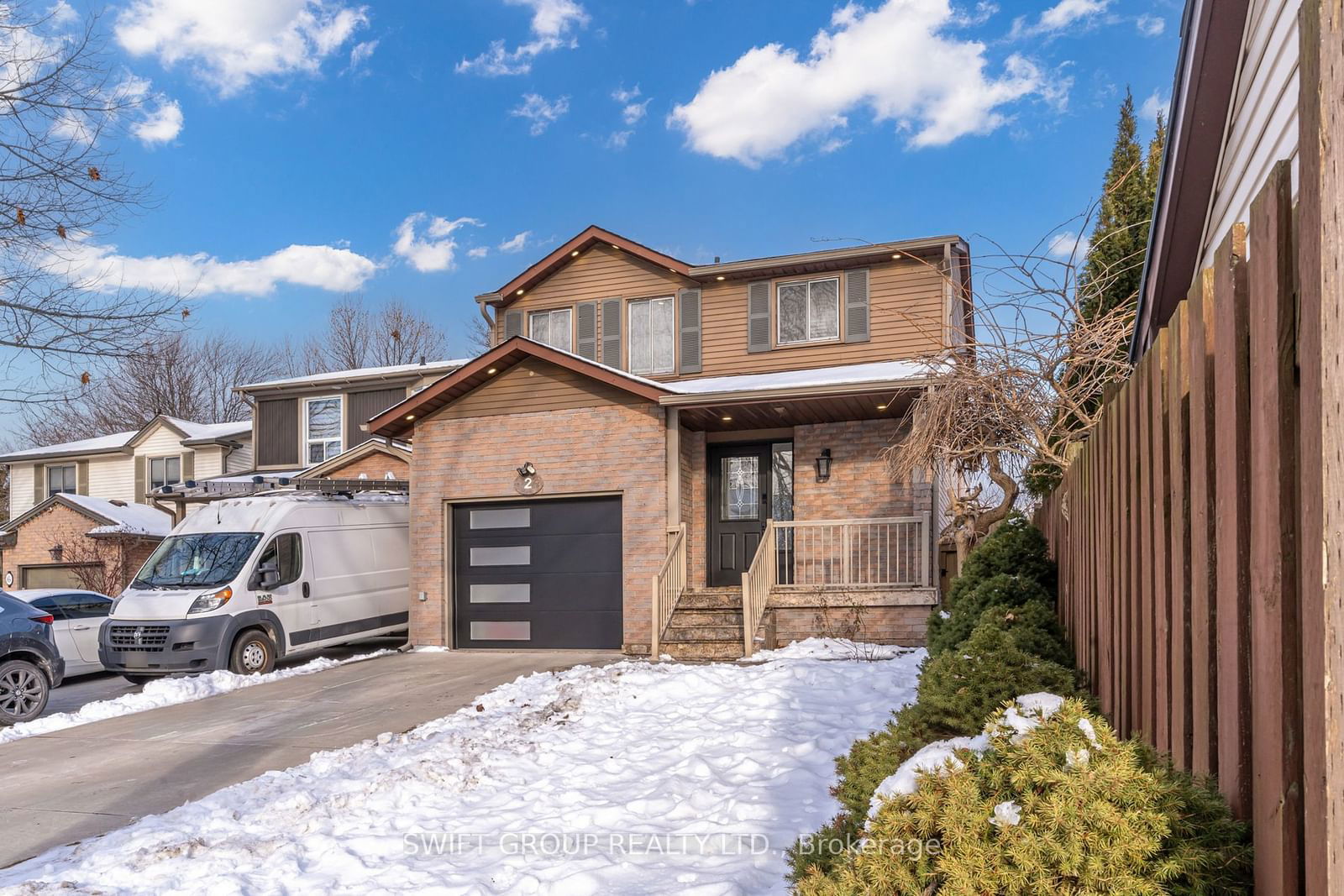 Detached House for sale at 2 Buffalo Court, Hamilton, Stoney Creek Mountain, L8J 2A3 - MLS: X11961410