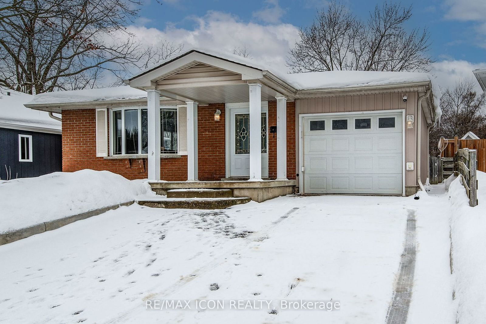 Detached House for sale at 29 Rossford Crescent, Kitchener, N2M 2H8 - MLS: X11961600