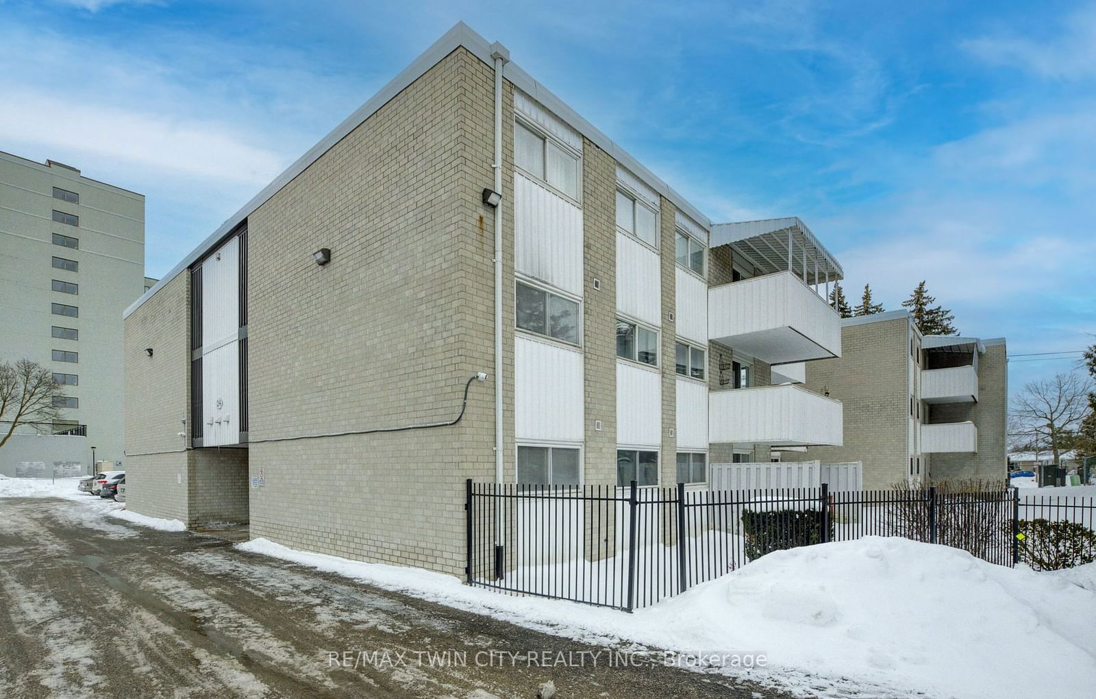 Condo for sale at 202-24 Mooregate Crescent, Kitchener, N2M 2G1 - MLS: X11962641