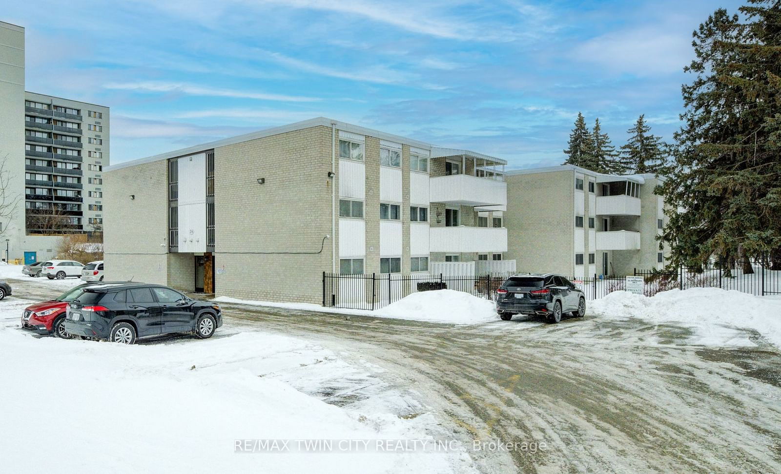 Condo for sale at 202-24 Mooregate Crescent, Kitchener, N2M 2G1 - MLS: X11962641