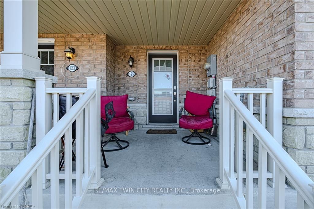 Townhouse for sale at 125 English Lane, Brantford, N3T 5L5 - MLS: X11962933