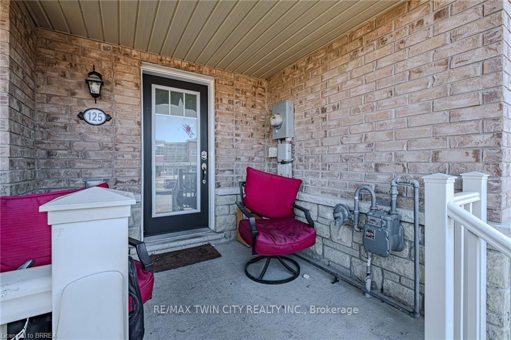 Townhouse for sale at 125 English Lane, Brantford, N3T 5L5 - MLS: X11962933