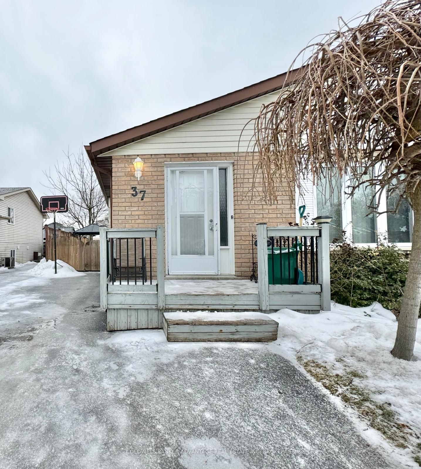 Semi-Detached House for lease at 37 Mayfair Drive, Welland, 772 - Broadway, L3C 7A2 - MLS: X11963694