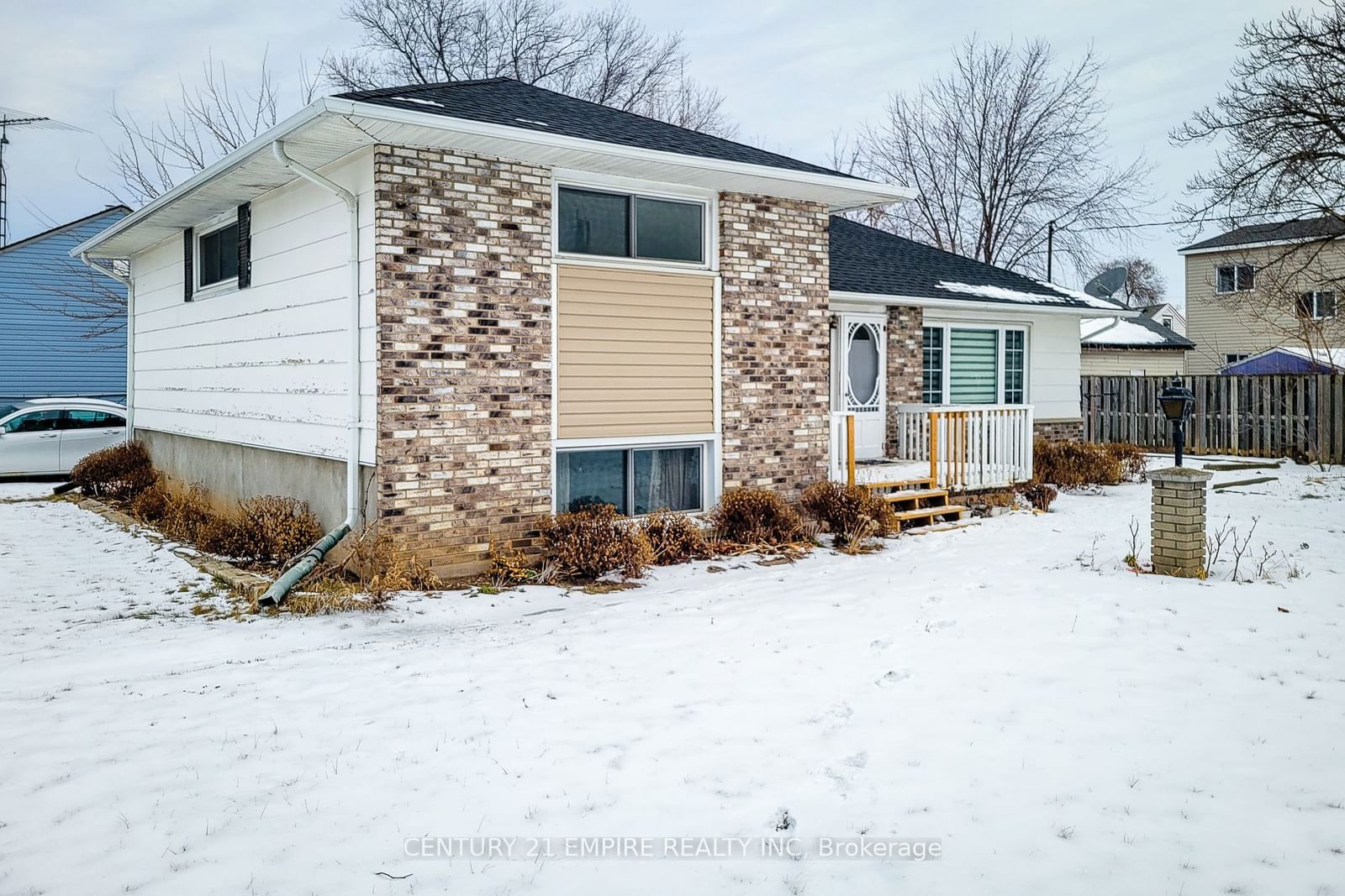 Detached House for sale at 8 Plymouth Avenue, St. Catharines, 450 - E. Chester, L2R 2X9 - MLS: X11964778