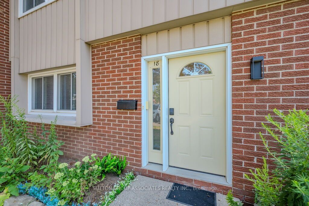 Townhouse for sale at 18-121 University Avenue, Waterloo, N2J 2W1 - MLS: X11965922