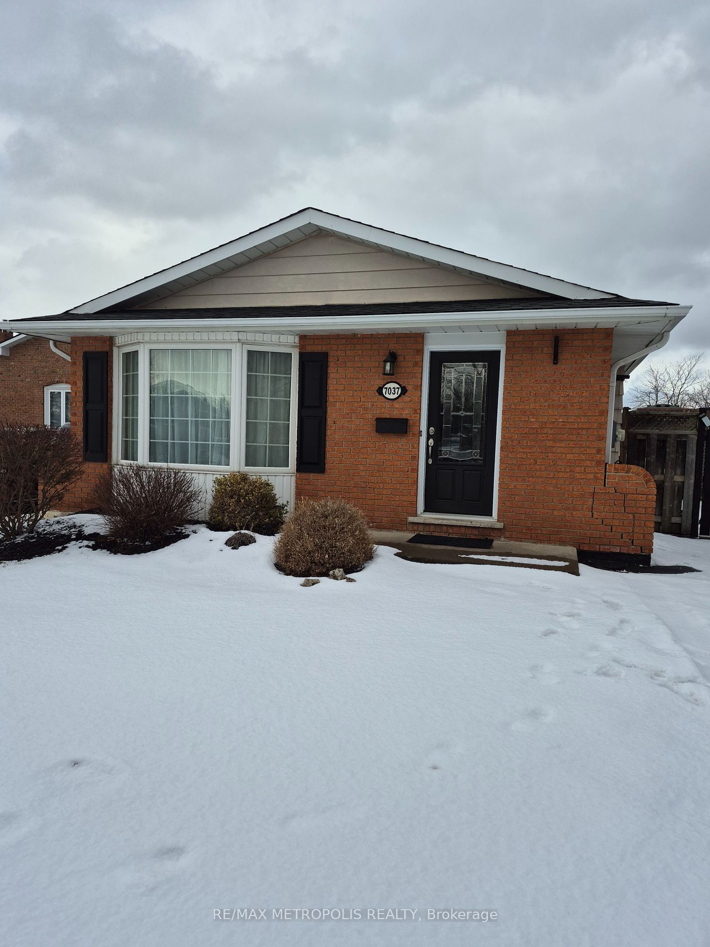 Detached House for lease at MAIN-7037 Venus Crescent, Niagara Falls, L2G 7E8 - MLS: X11966318