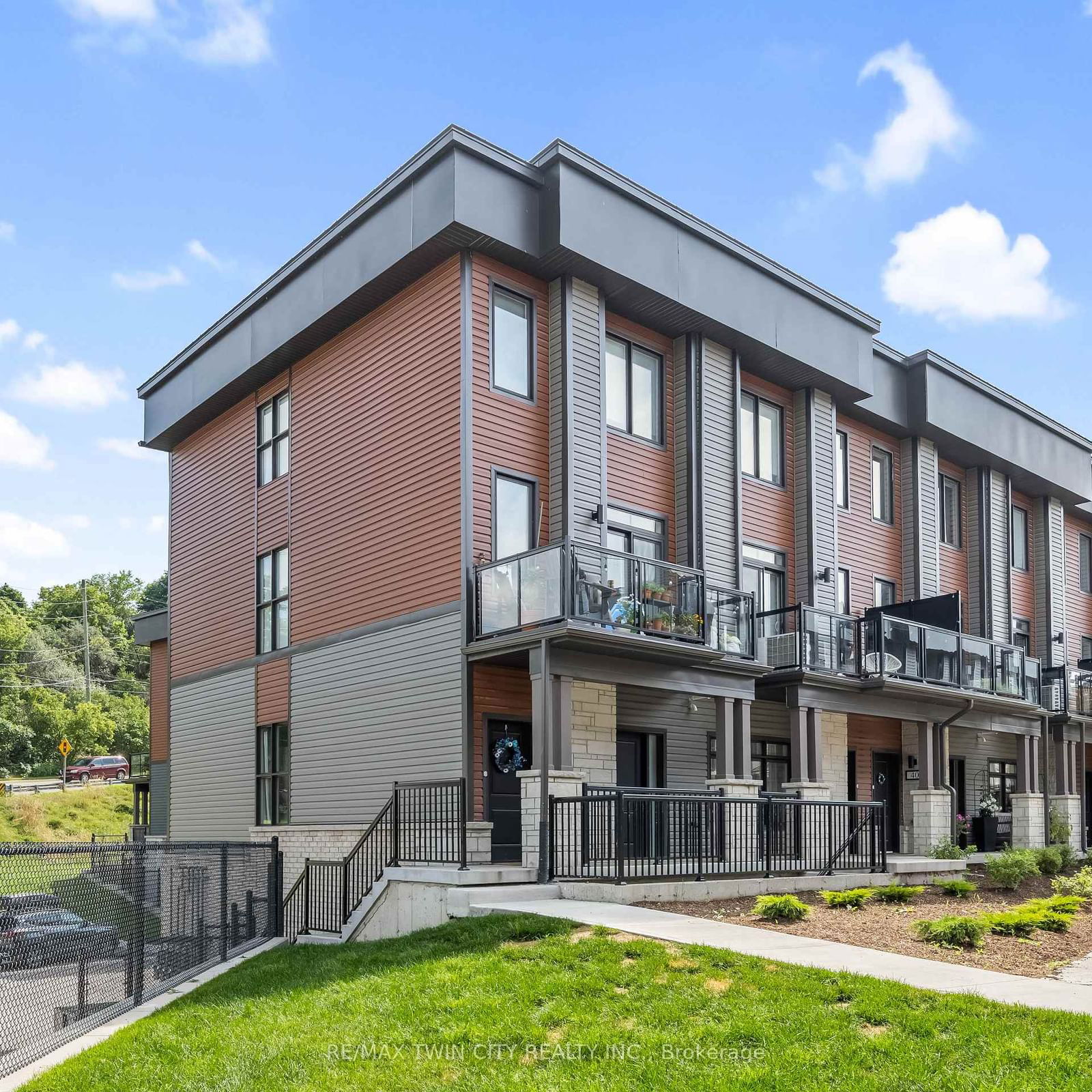 Townhouse sold at 37-2 Willow Street, Brant, Paris, N3L 0K7 - MLS: X11966636