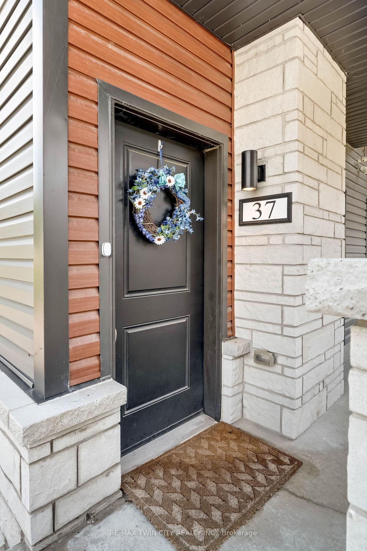 Townhouse sold at 37-2 Willow Street, Brant, Paris, N3L 0K7 - MLS: X11966636