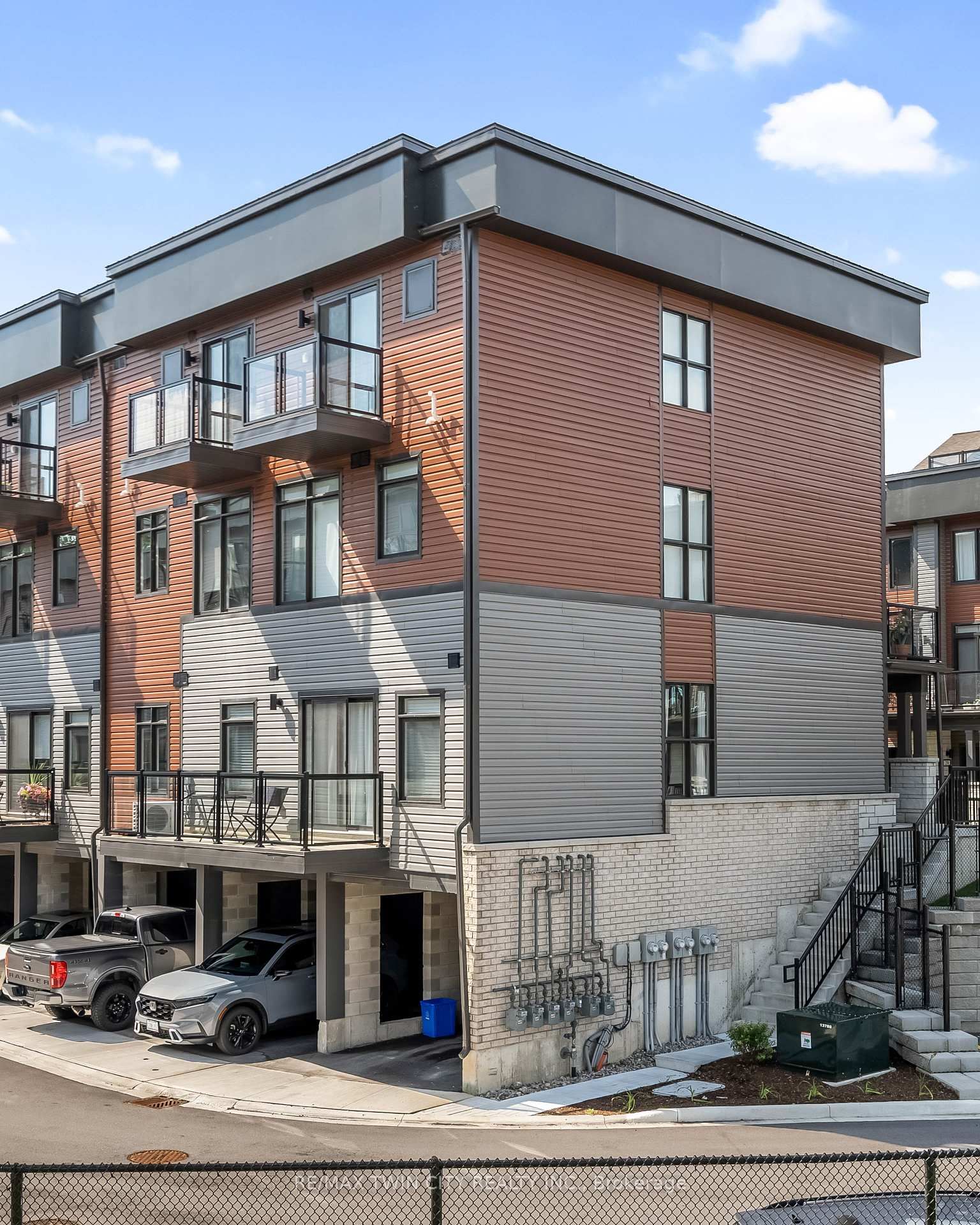 Townhouse sold at 37-2 Willow Street, Brant, Paris, N3L 0K7 - MLS: X11966636