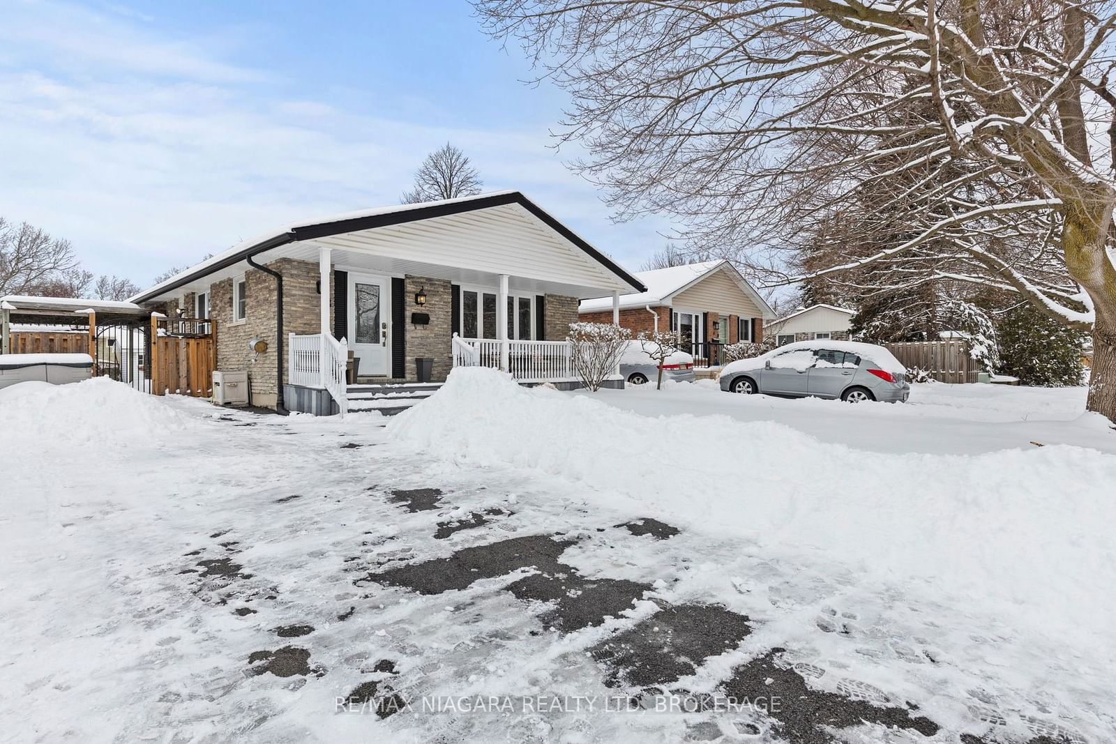 Detached House for sale at 8 Carousel Circle, St. Catharines, 443 - Lakeport, L2N 6E1 - MLS: X11966847