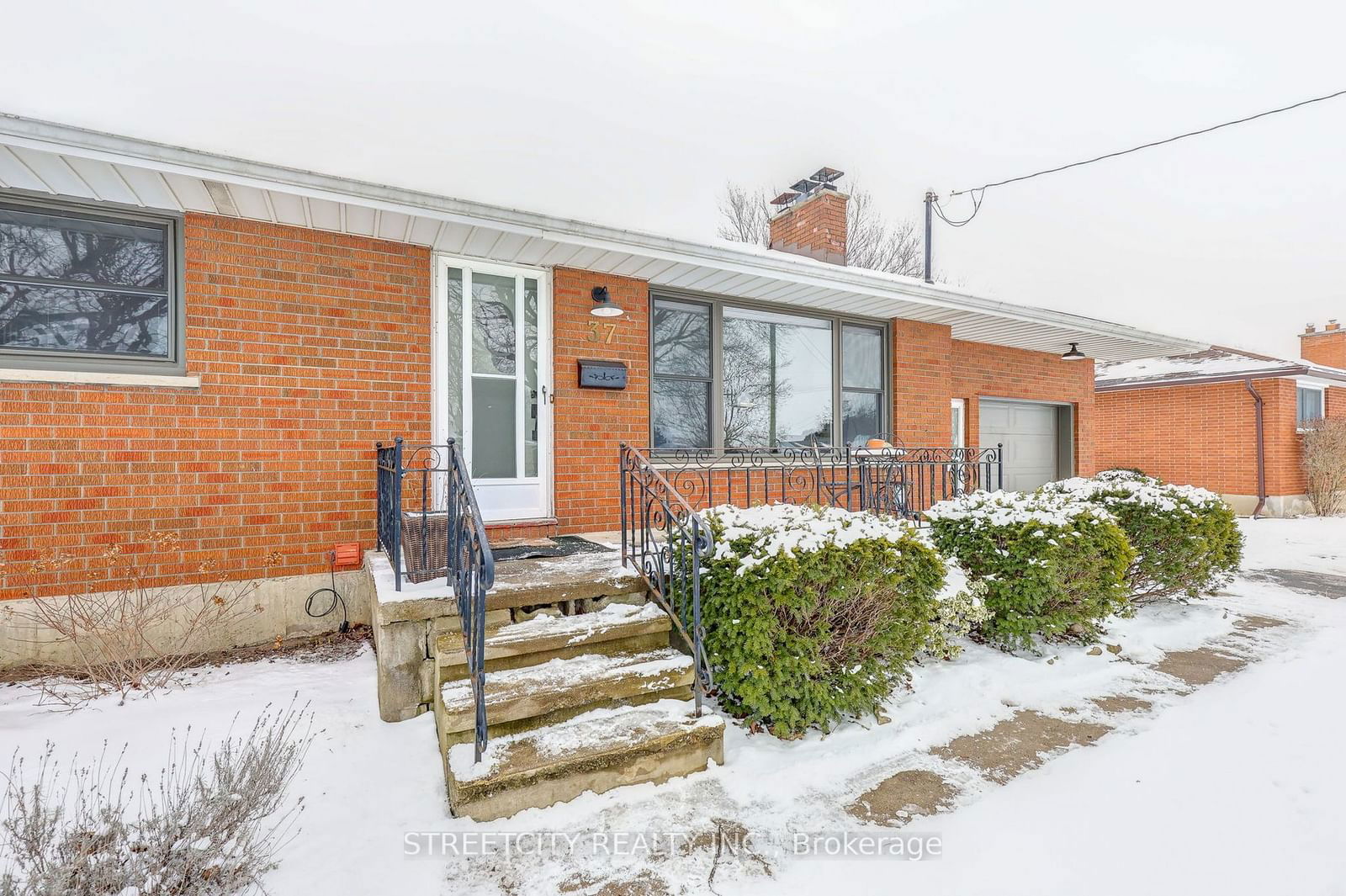 Detached House sold at 37 Lyndale Avenue, St. Thomas, SW, N5R 1C3 - MLS: X11967597