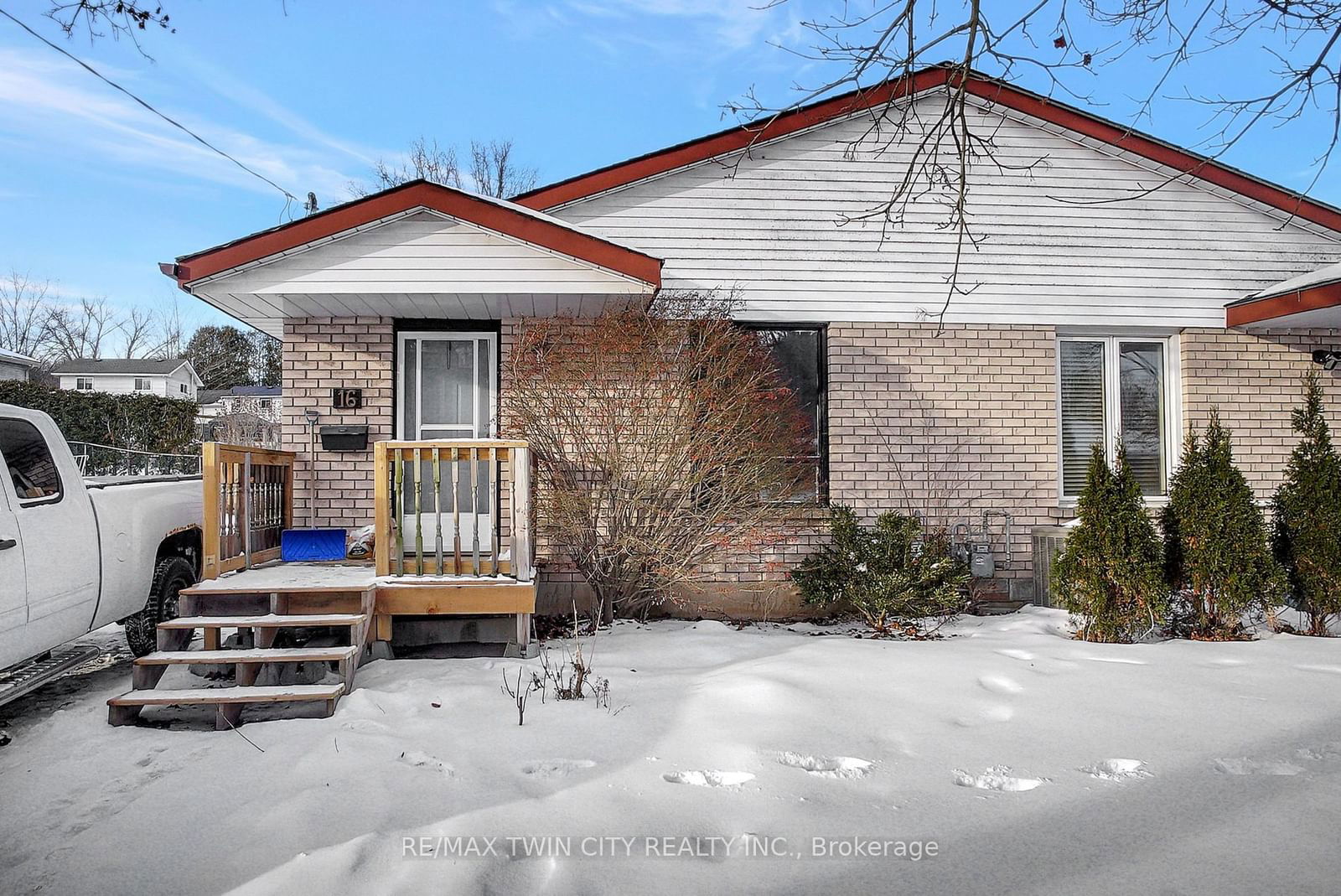 Semi-Detached House sold at 16 Ann Street, Brant, Paris, N3L 3V4 - MLS: X11967961