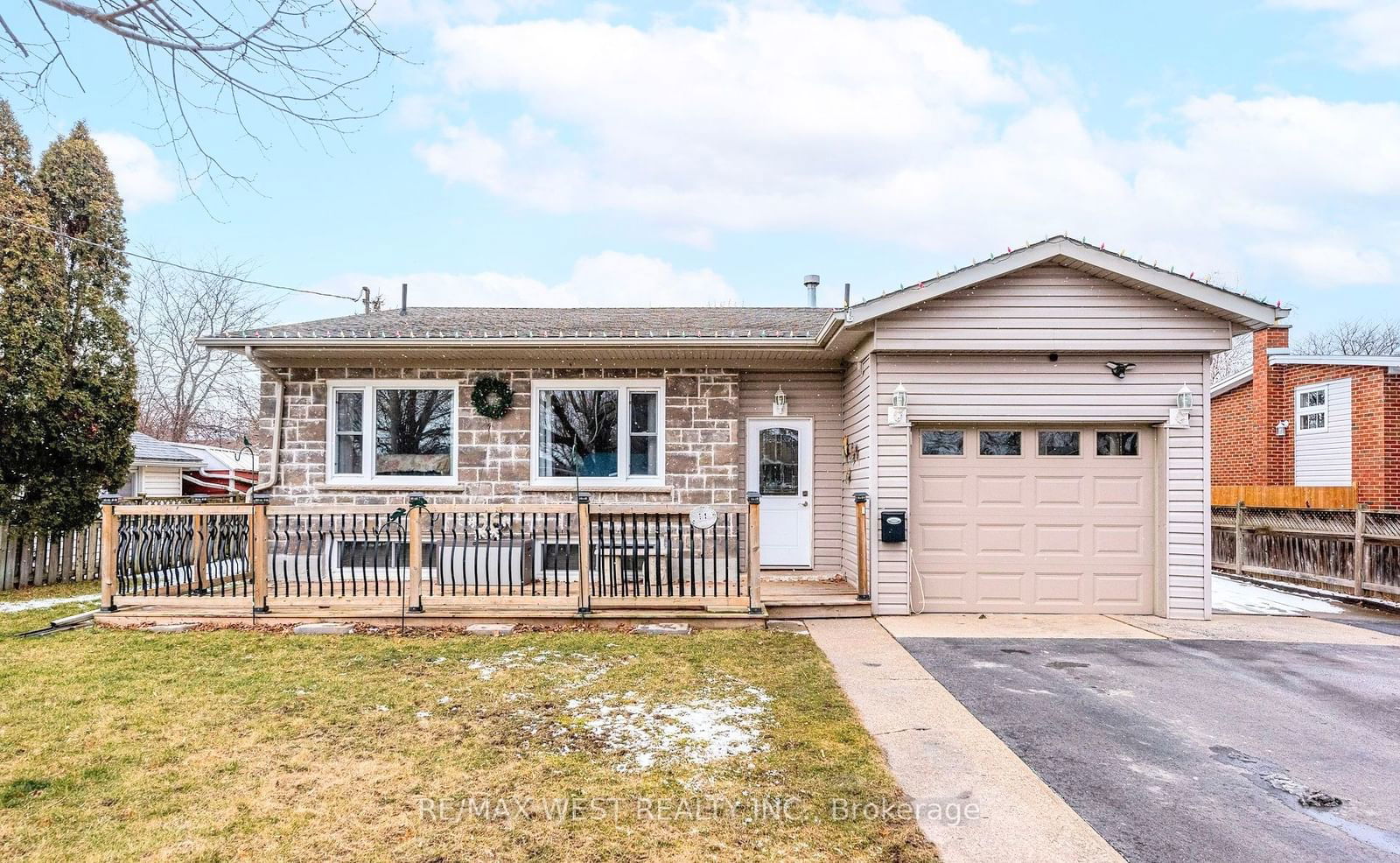 Detached House for lease at 11 Howard Avenue, St. Catharines, L2N 3W8 - MLS: X11967978