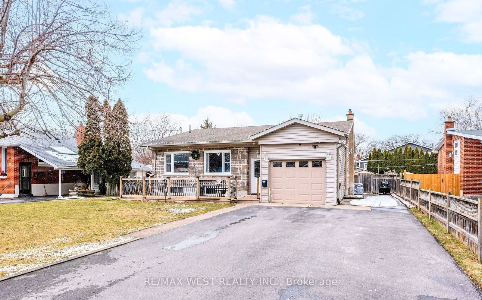 Detached House for lease at 11 Howard Avenue, St. Catharines, L2N 3W8 - MLS: X11967978