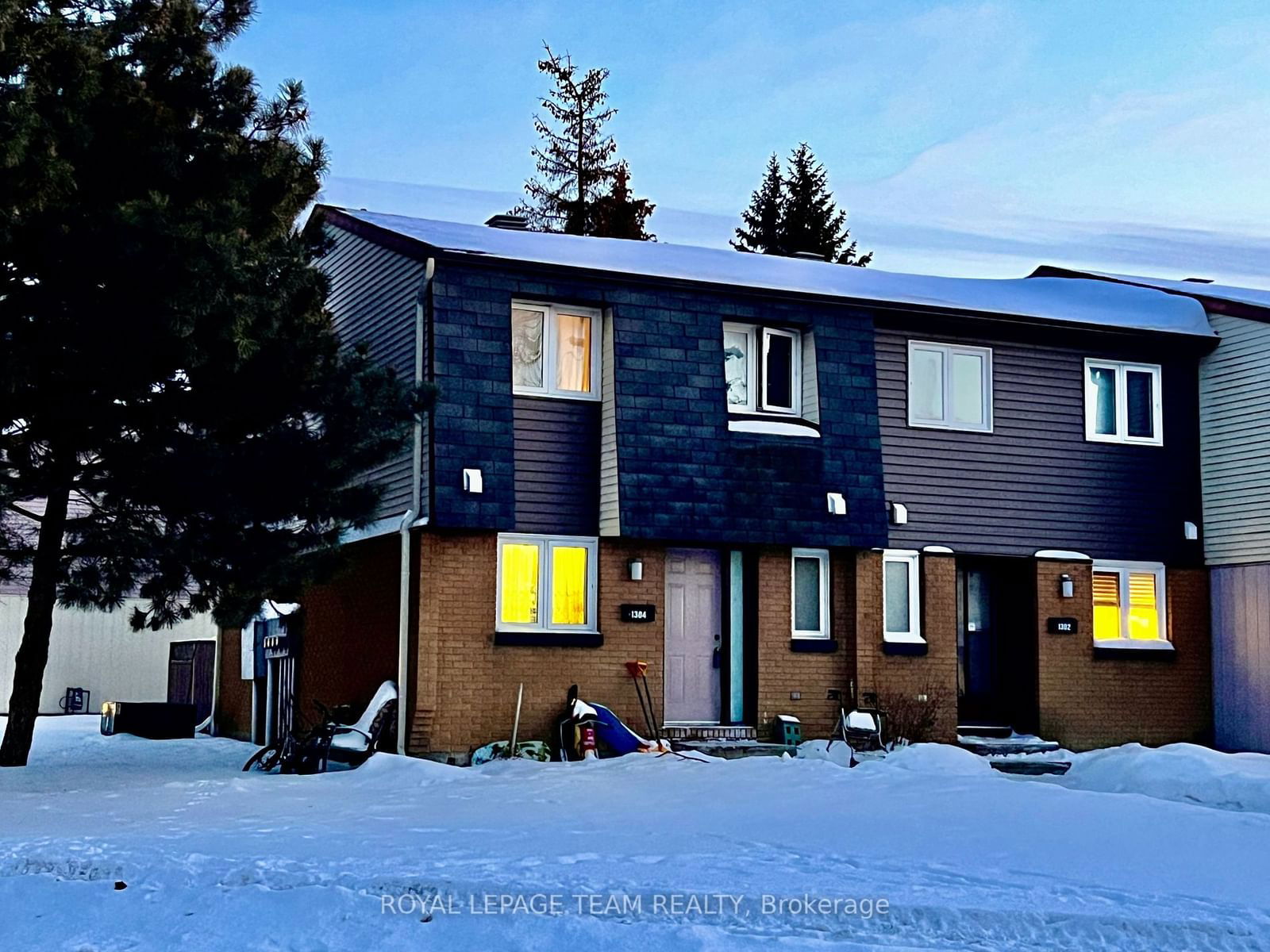 Townhouse sold at 1304 CEDARCROFT Crescent, Gloucester, Pineview, K1B 5C7 - MLS: X11968631