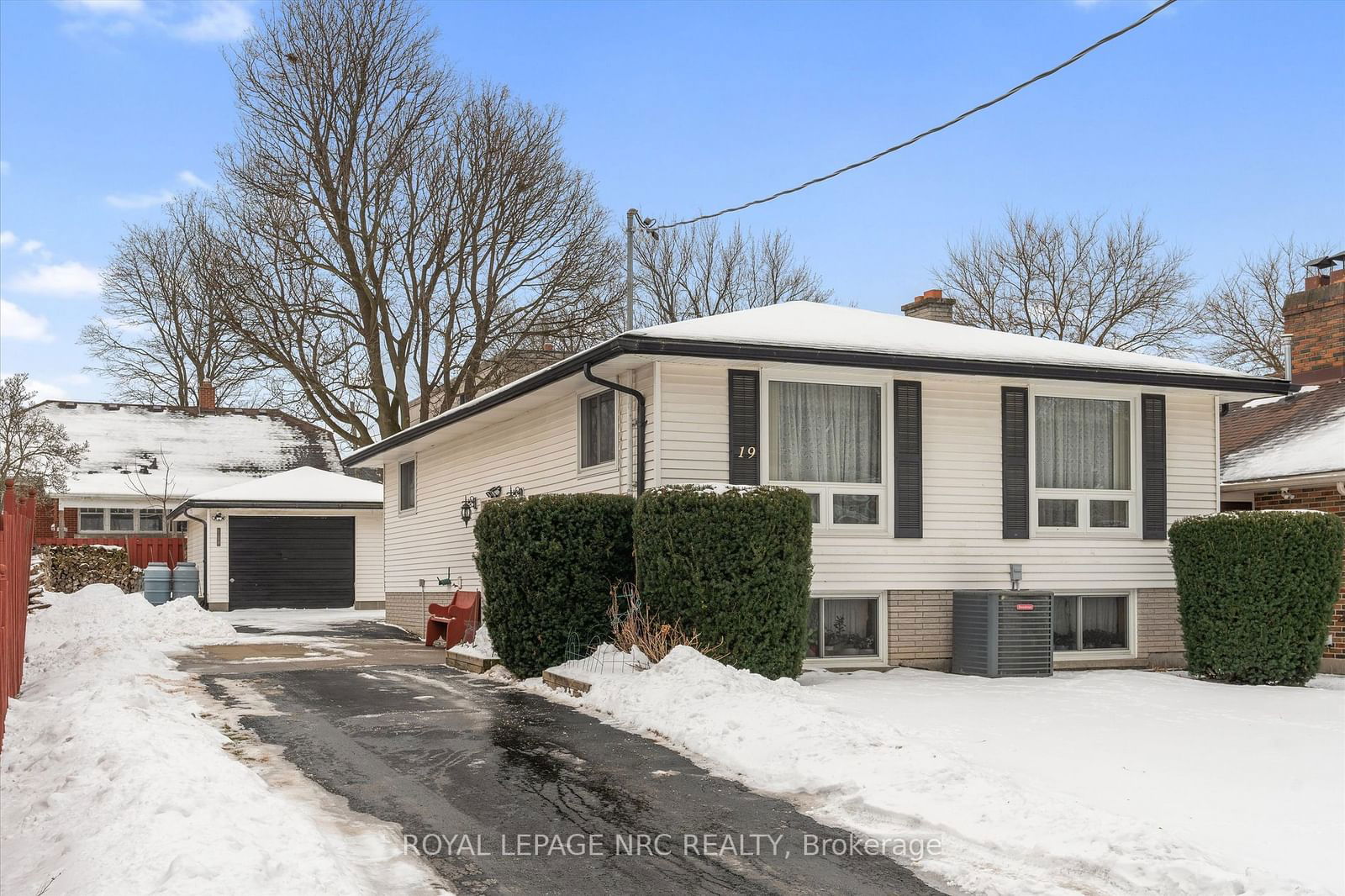 Detached House sold at 19 Ursula Avenue, St. Catharines, 460 - Burleigh Hill, L2T 1S9 - MLS: X11968638