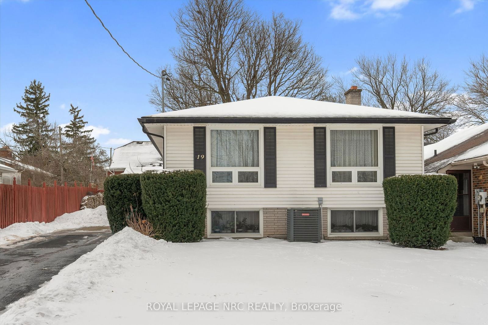 Detached House sold at 19 Ursula Avenue, St. Catharines, 460 - Burleigh Hill, L2T 1S9 - MLS: X11968638