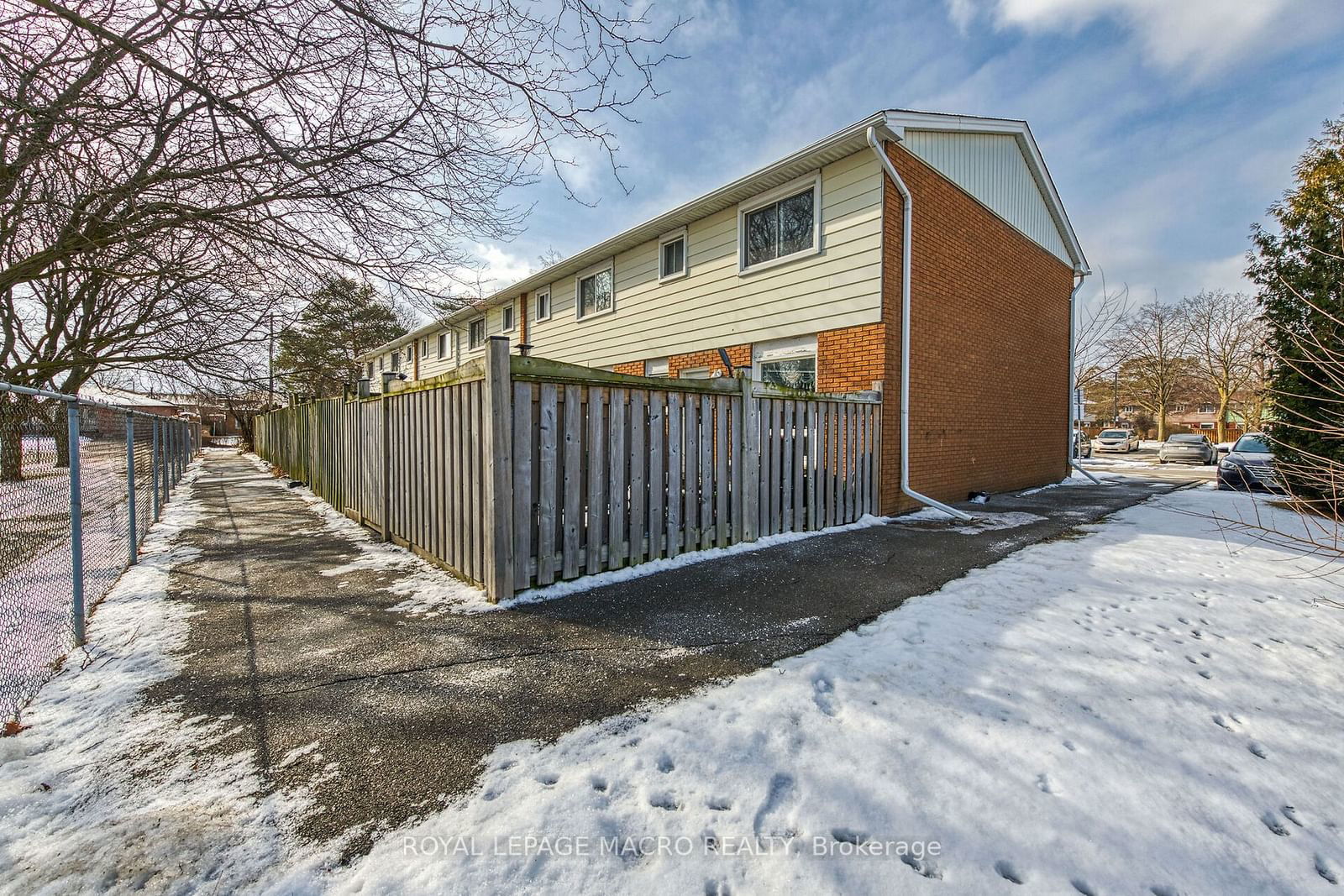 Townhouse for sale at 25-2700 Barton Street, Hamilton, Grayside, L8E 2J7 - MLS: X11969058