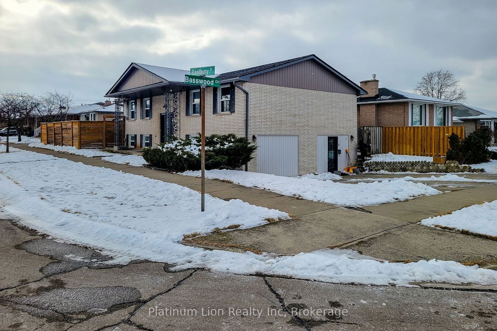 Detached House for sale at 8 Basswood Court, Hamilton, Stoney Creek, L8E 2V1 - MLS: X11969601