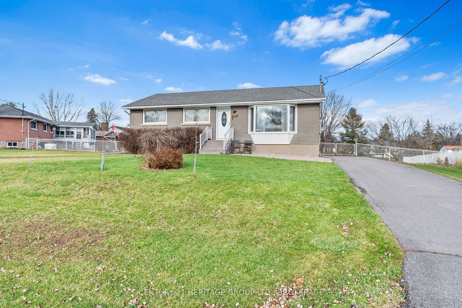 Detached House for sale at 1424 Woodfield Crescent, Kingston, City Northwest, K7P 2V6 - MLS: X11971344