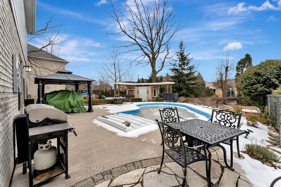 Detached House sold at 100 Stone Church Road, Hamilton, Ontario, L9B 1A9 - Ryckmans - MLS: X11971353
