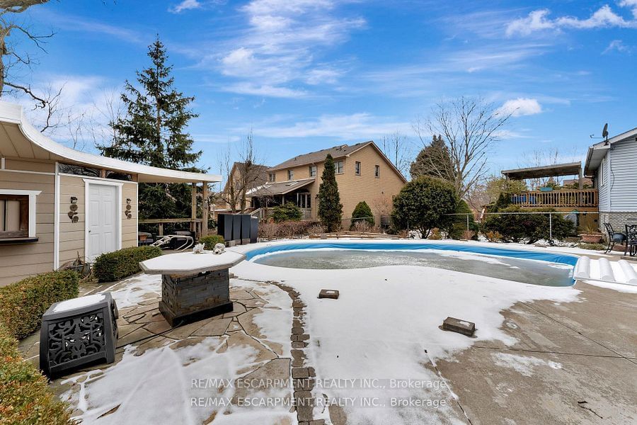 Detached House sold at 100 Stone Church Road, Hamilton, Ontario, L9B 1A9 - Ryckmans - MLS: X11971353