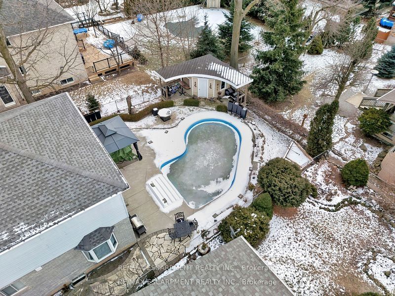 Detached House sold at 100 Stone Church Road, Hamilton, Ontario, L9B 1A9 - Ryckmans - MLS: X11971353