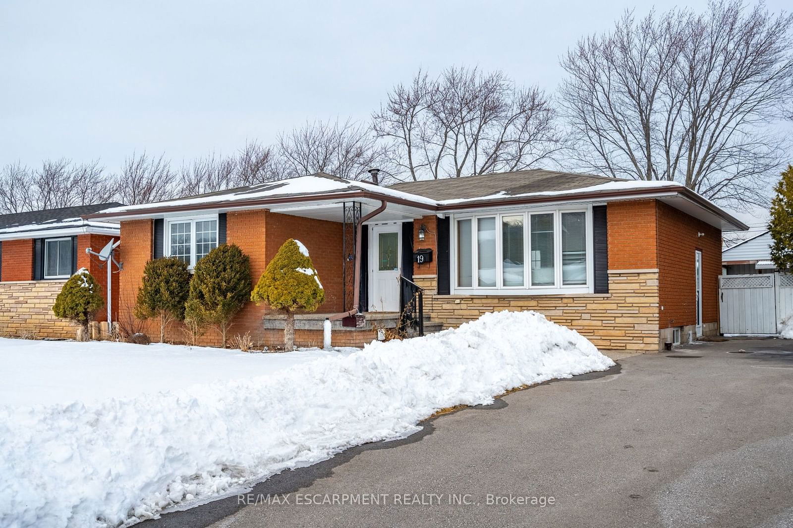 Detached House for sale at 19 Winthrop Place, Hamilton, Stoney Creek, L8G 3M3 - MLS: X11971787