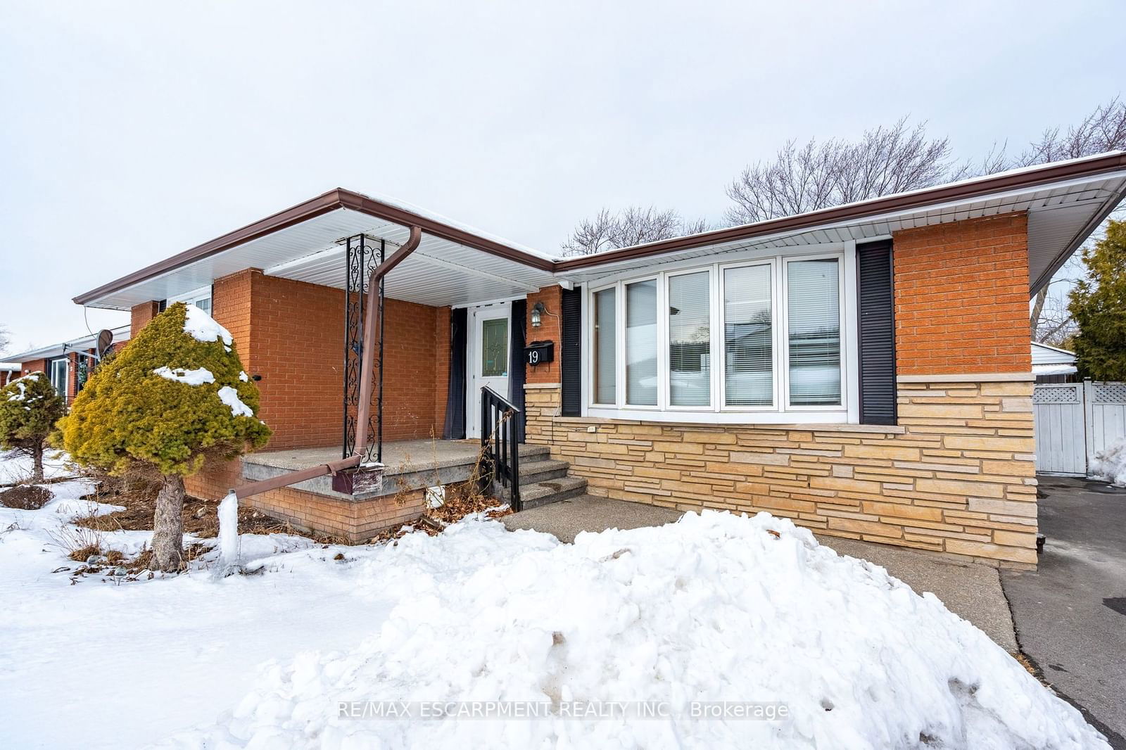 Detached House for sale at 19 Winthrop Place, Hamilton, Stoney Creek, L8G 3M3 - MLS: X11971787