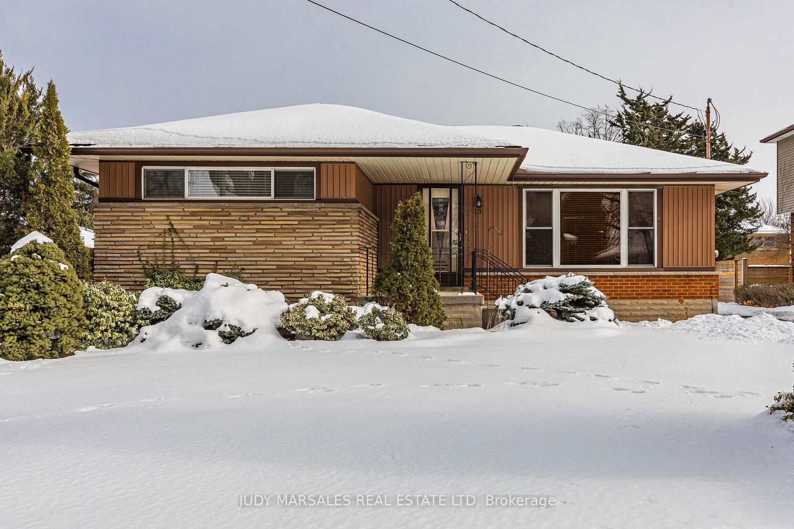 Detached House sold at 13 Skyland Drive, Hamilton, Centremount, L9A 3B9 - MLS: X11972137