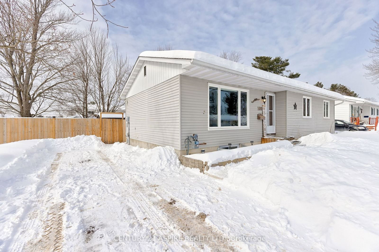 Detached House sold at 109 Hemlock Street, Petawawa, 520 - Petawawa, K8H 3C3 - MLS: X11974514