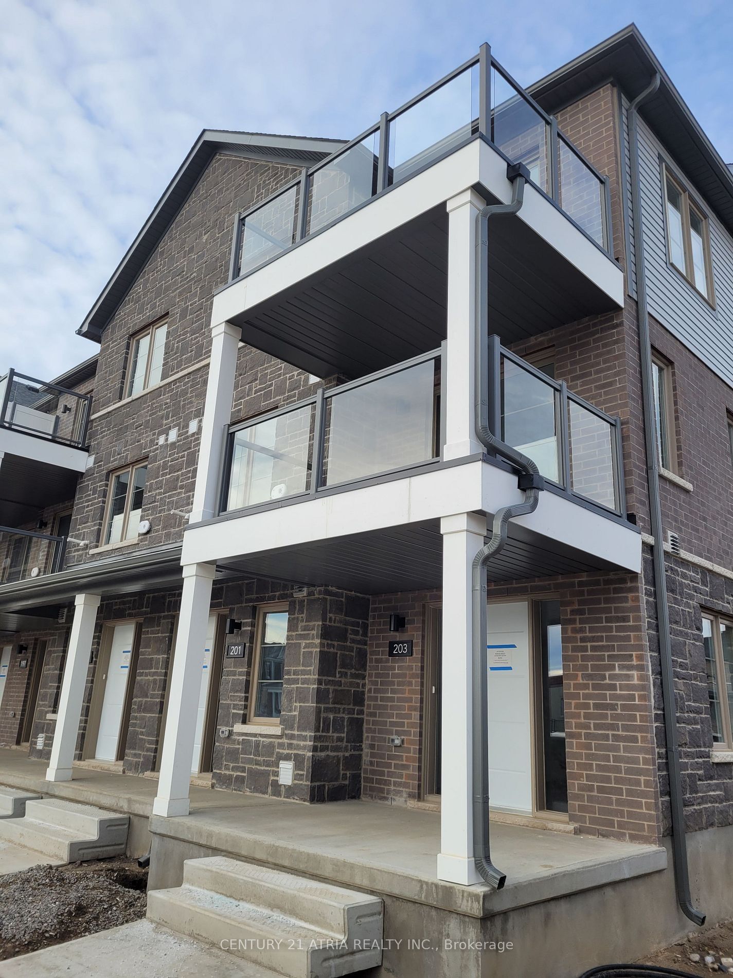 Townhouse leased at 203 West Oak Trail, Kitchener, N2R 0R9 - MLS: X11975067