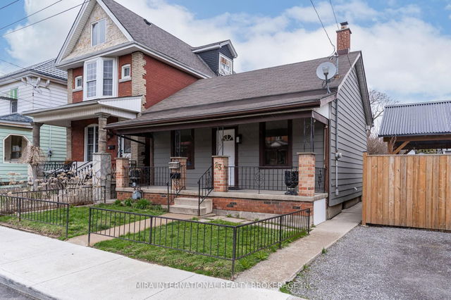 B - 83 Simcoe Street E