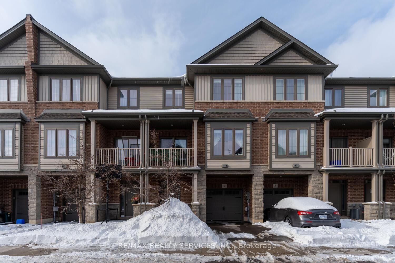 Townhouse sold at 7 RIDGESIDE Lane, Hamilton, Waterdown, L0R 2H1 - MLS: X11975576