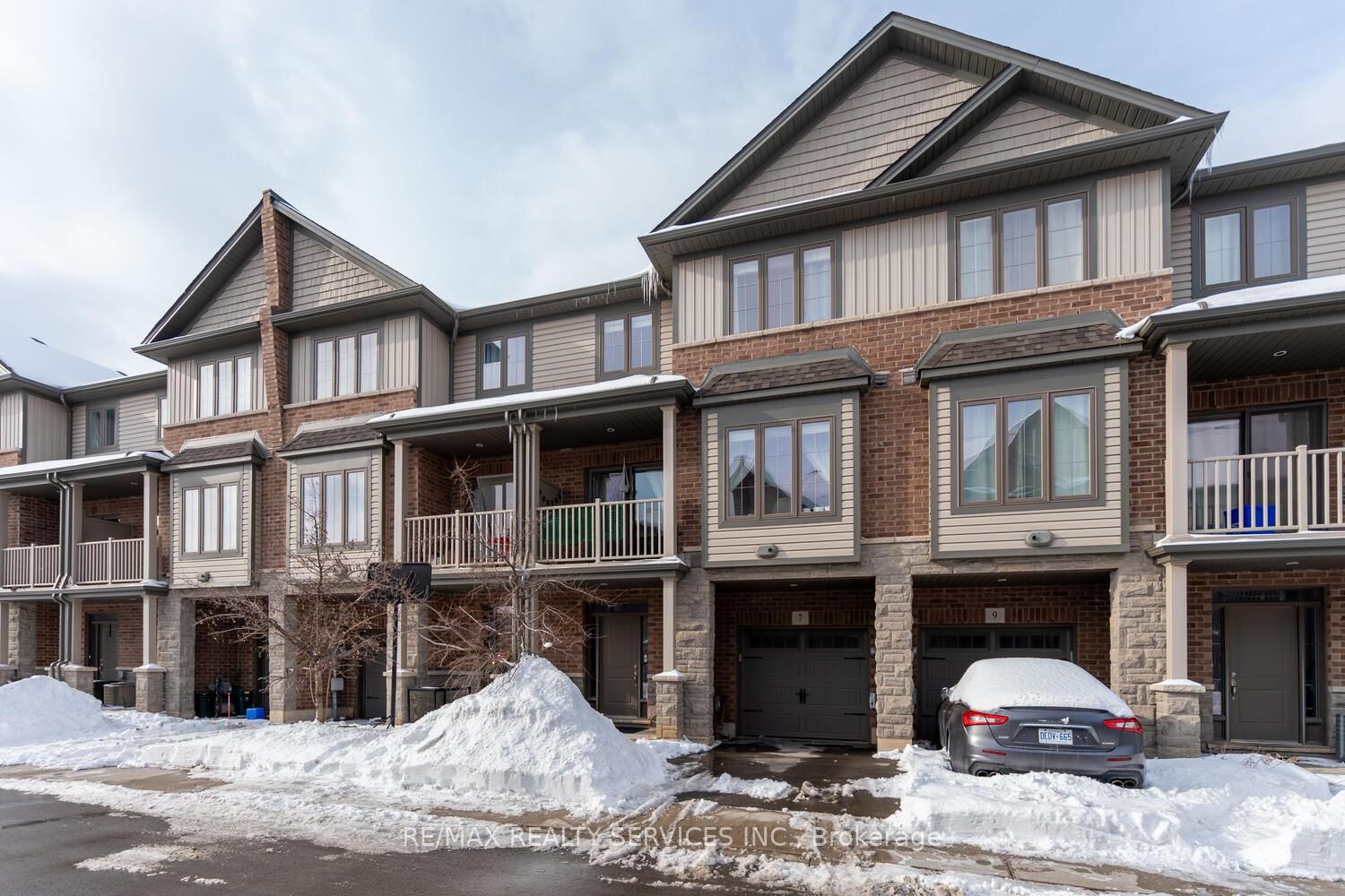 Townhouse sold at 7 RIDGESIDE Lane, Hamilton, Waterdown, L0R 2H1 - MLS: X11975576