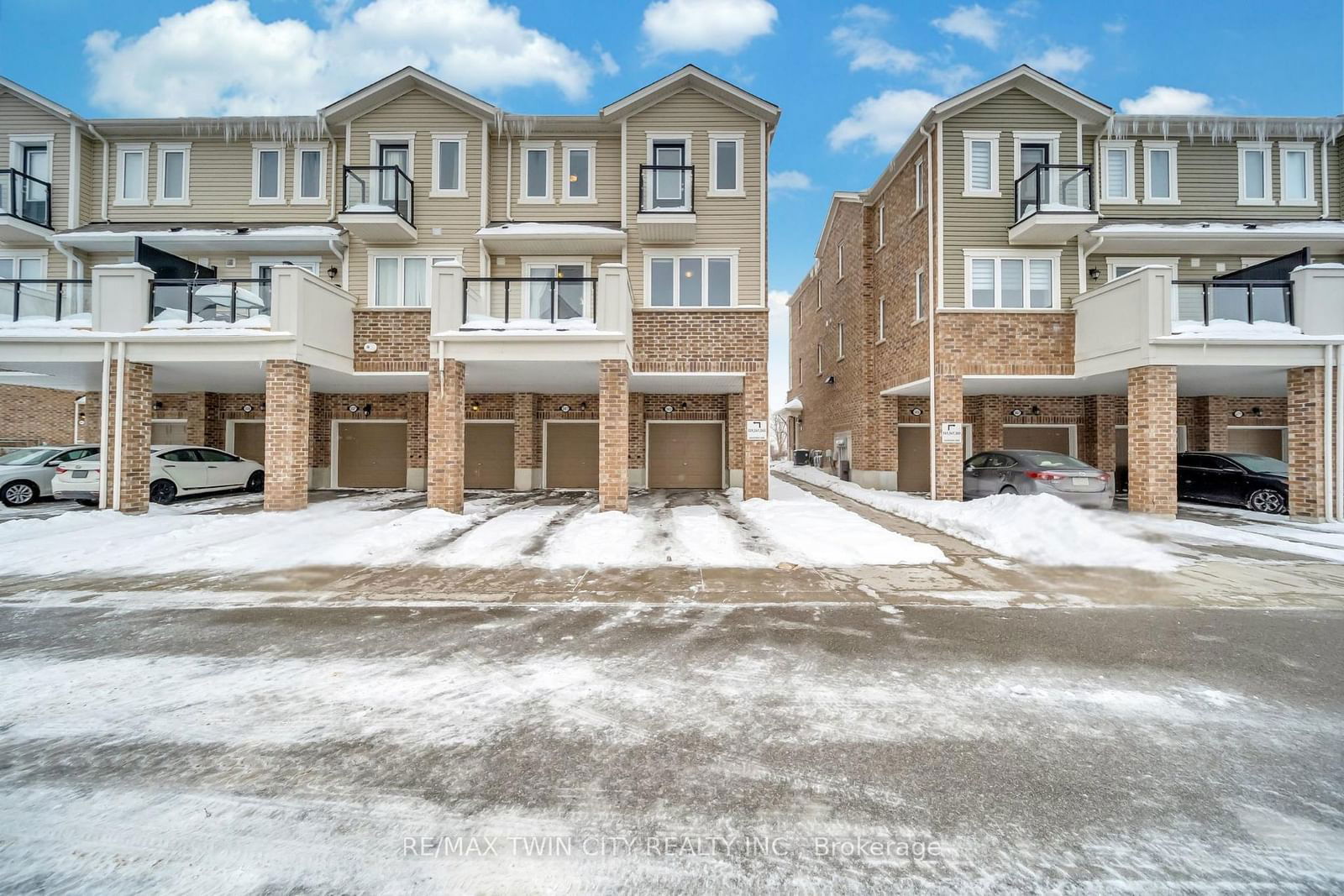 Townhouse for sale at 563 Goldenrod Lane, Kitchener, N2R 0L7 - MLS: X11976397