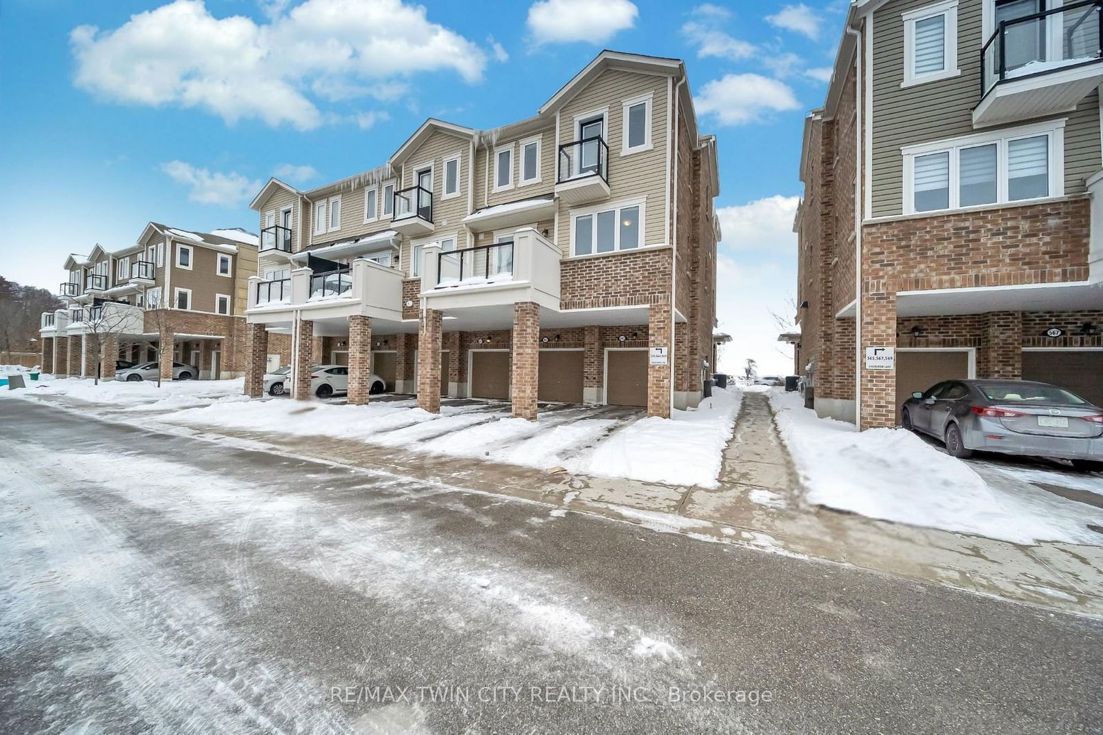 Townhouse sold at 563 Goldenrod Lane, Kitchener, N2R 0L7 - MLS: X11976397