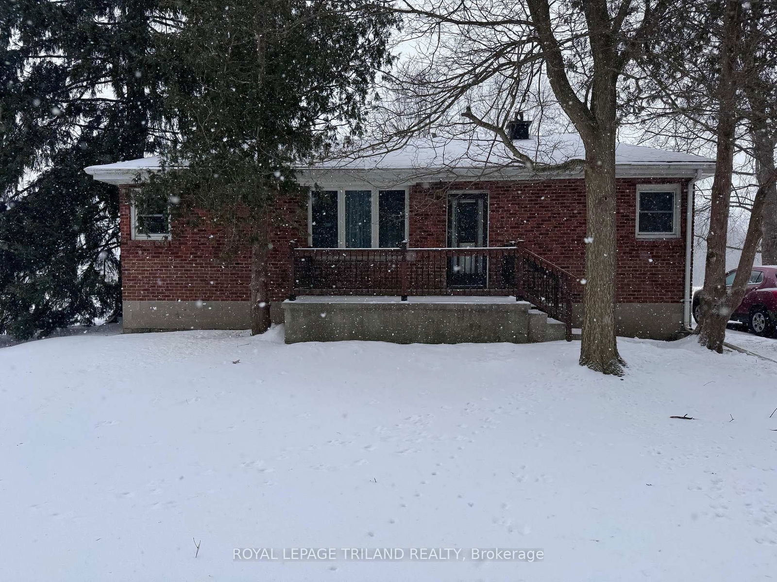 Building at 558 Crumlin Sideroad, London, East J