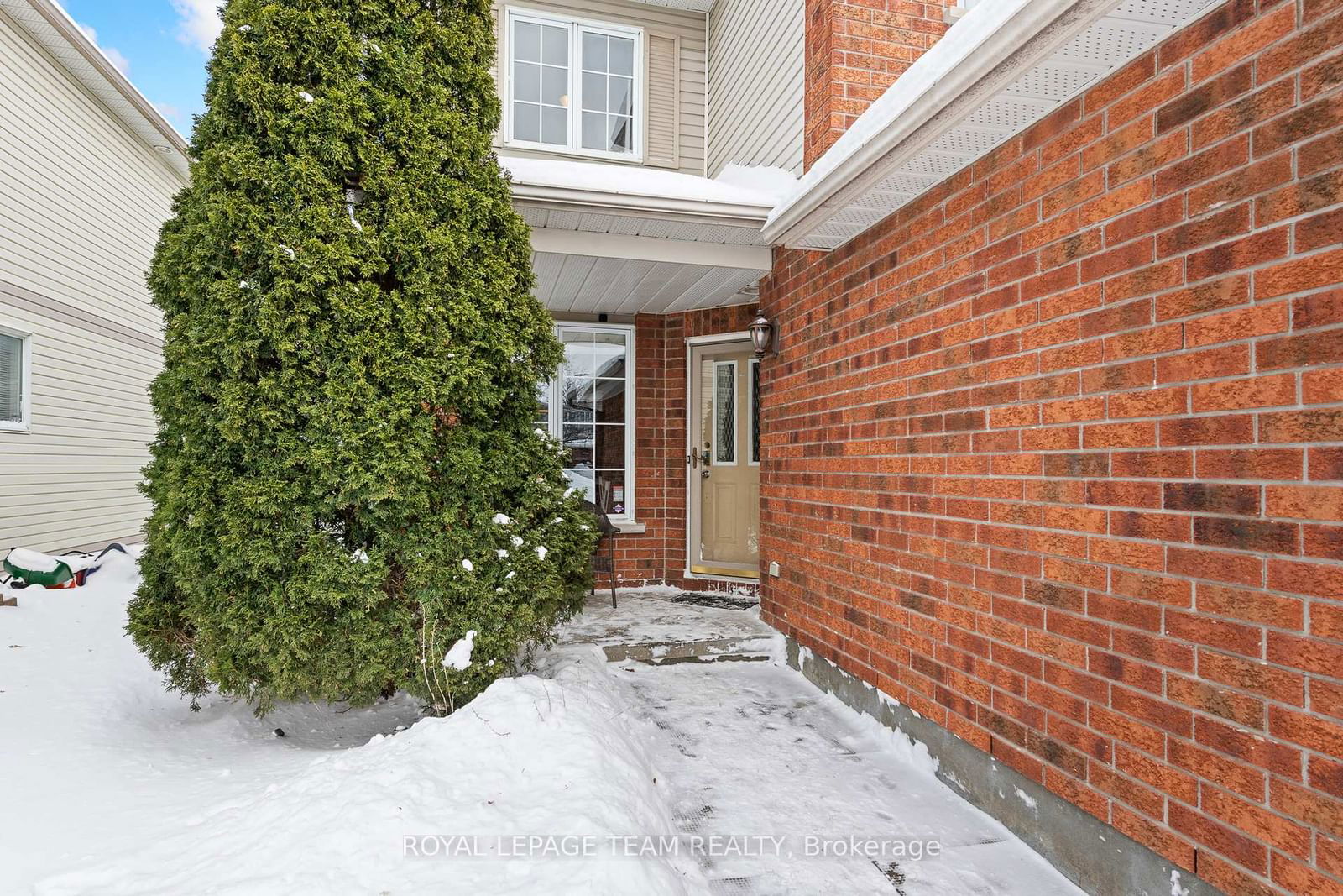 Townhouse sold at 35 Wittingham Drive, Ottawa, Barrhaven East, K2G 6H5 - MLS: X11977413