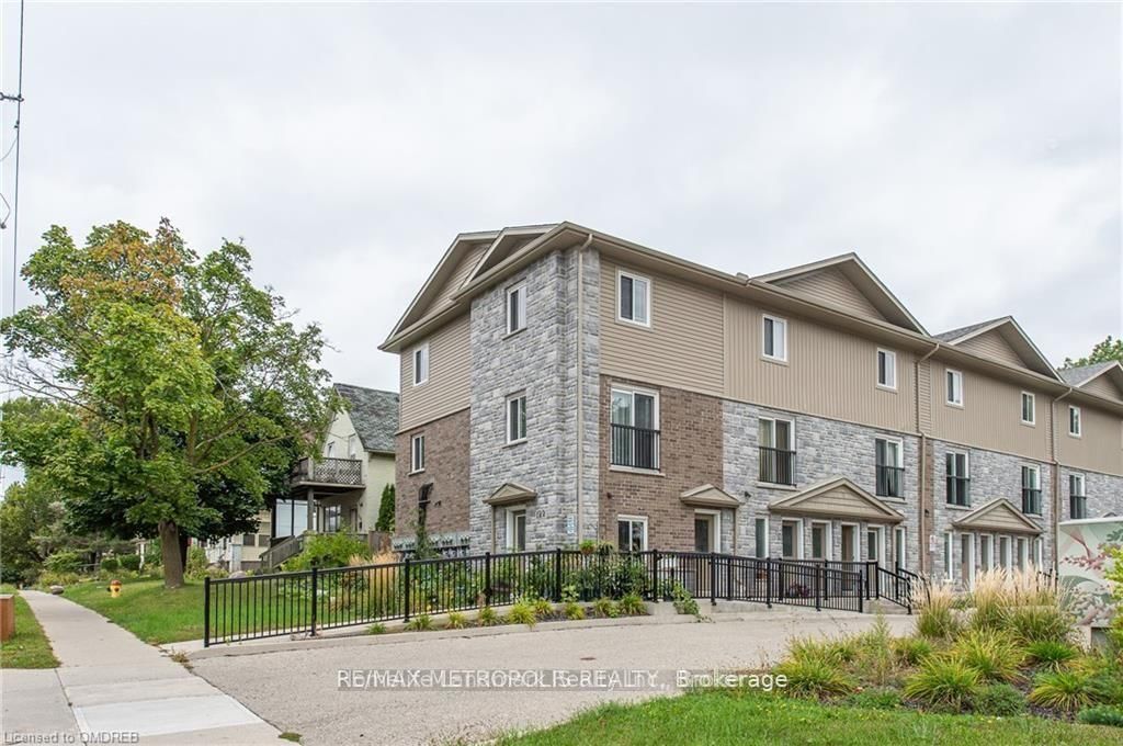 Townhouse for lease at 2-122 Courtland Avenue, Kitchener, N2G 0B8 - MLS: X11978518