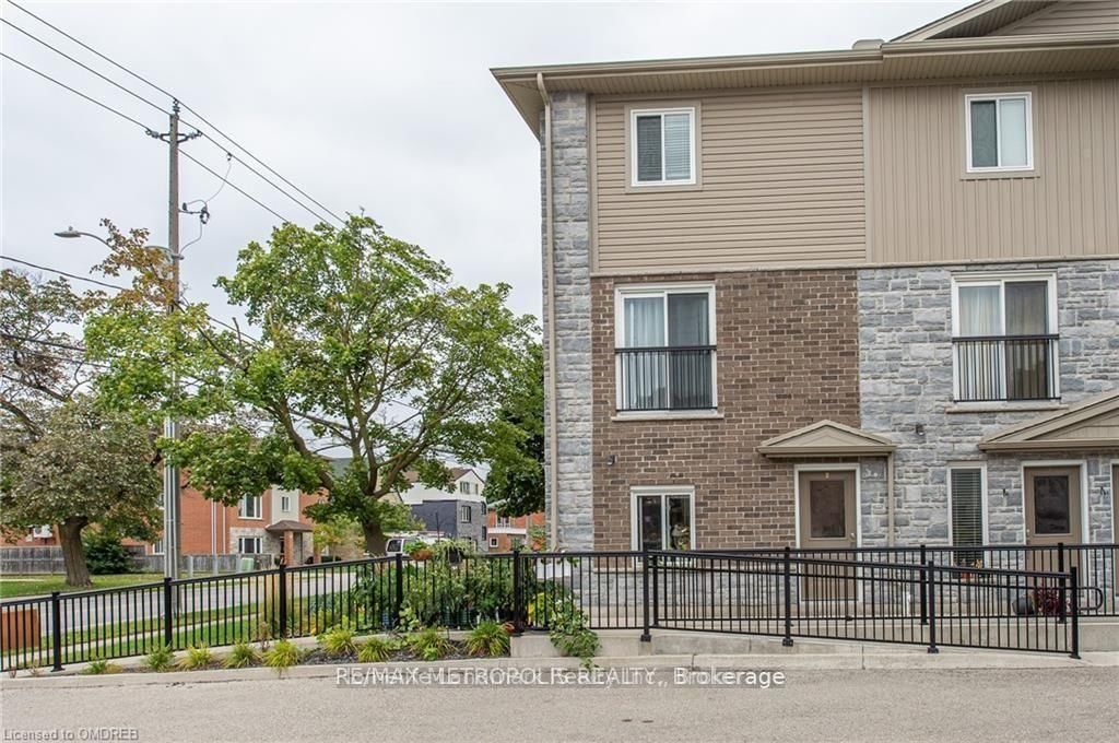 Townhouse for lease at 2-122 Courtland Avenue, Kitchener, N2G 0B8 - MLS: X11978518