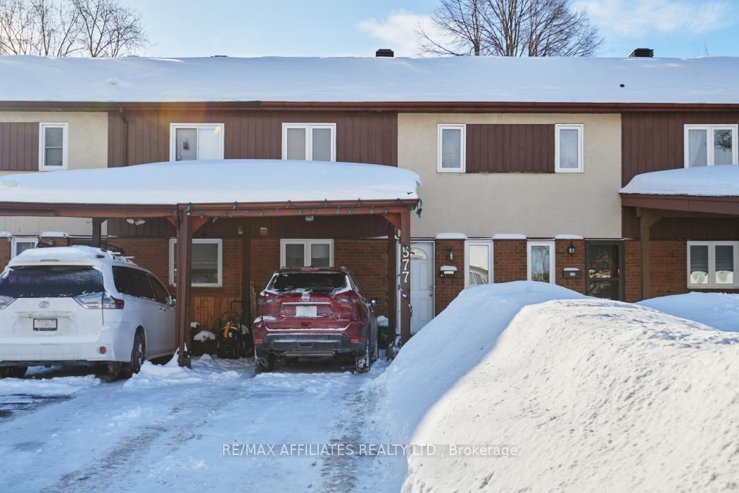 Townhouse sold at 577 Seyton Drive, Ottawa, Westcliffe Estates, K2H 9B5 - MLS: X11978608