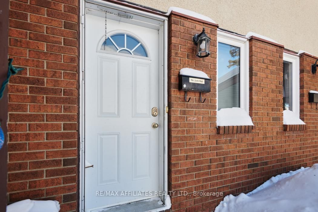 Townhouse sold at 577 Seyton Drive, Ottawa, Westcliffe Estates, K2H 9B5 - MLS: X11978608