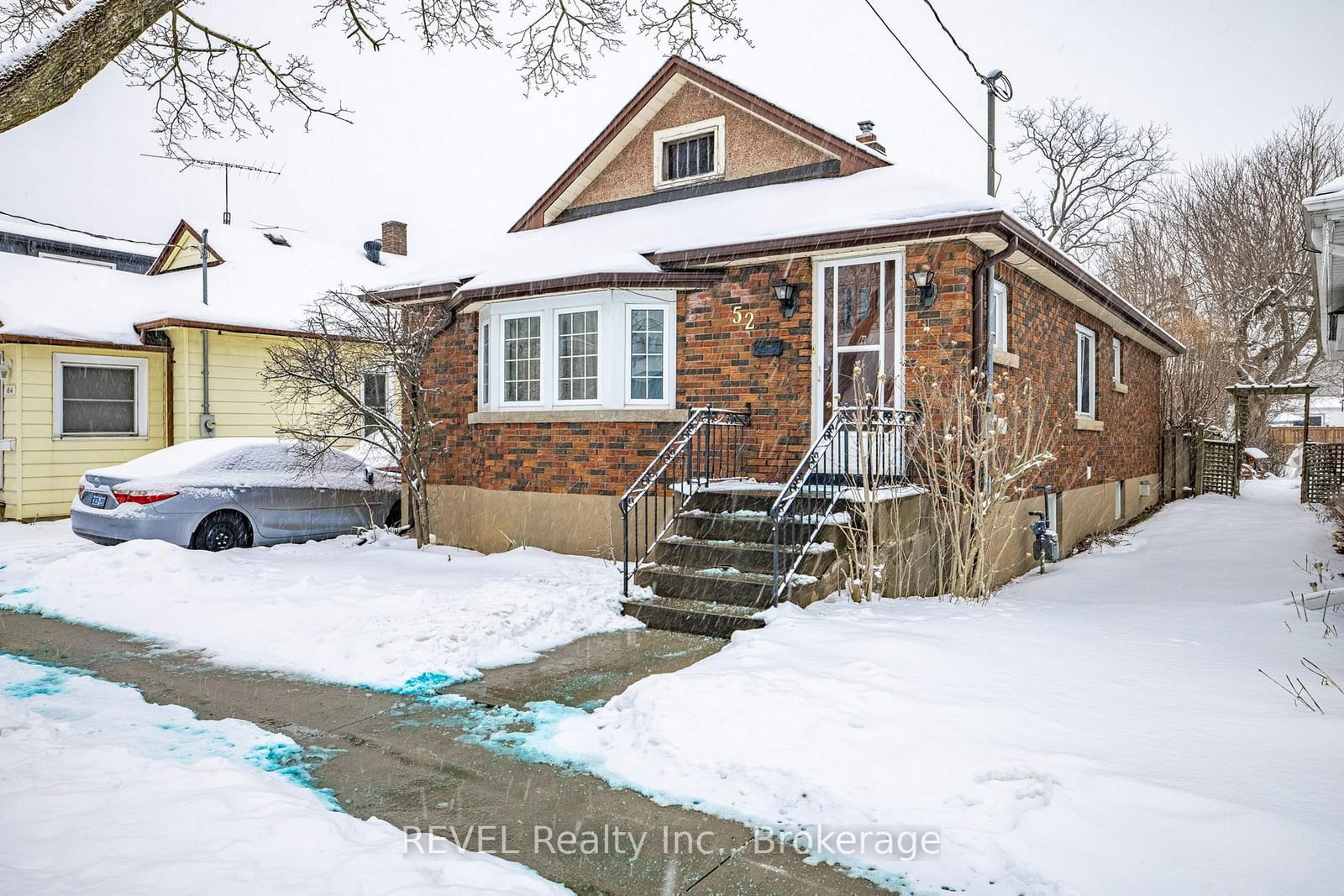 Detached House sold at 52 Leeper Street, St. Catharines, Western Hill, L2S 2N2 - MLS: X11978717