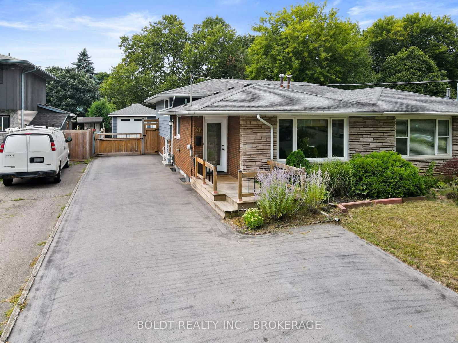 Semi-Detached House leased at 28 Cypress Street, St. Catharines, L2N 4L9 - MLS: X11979185