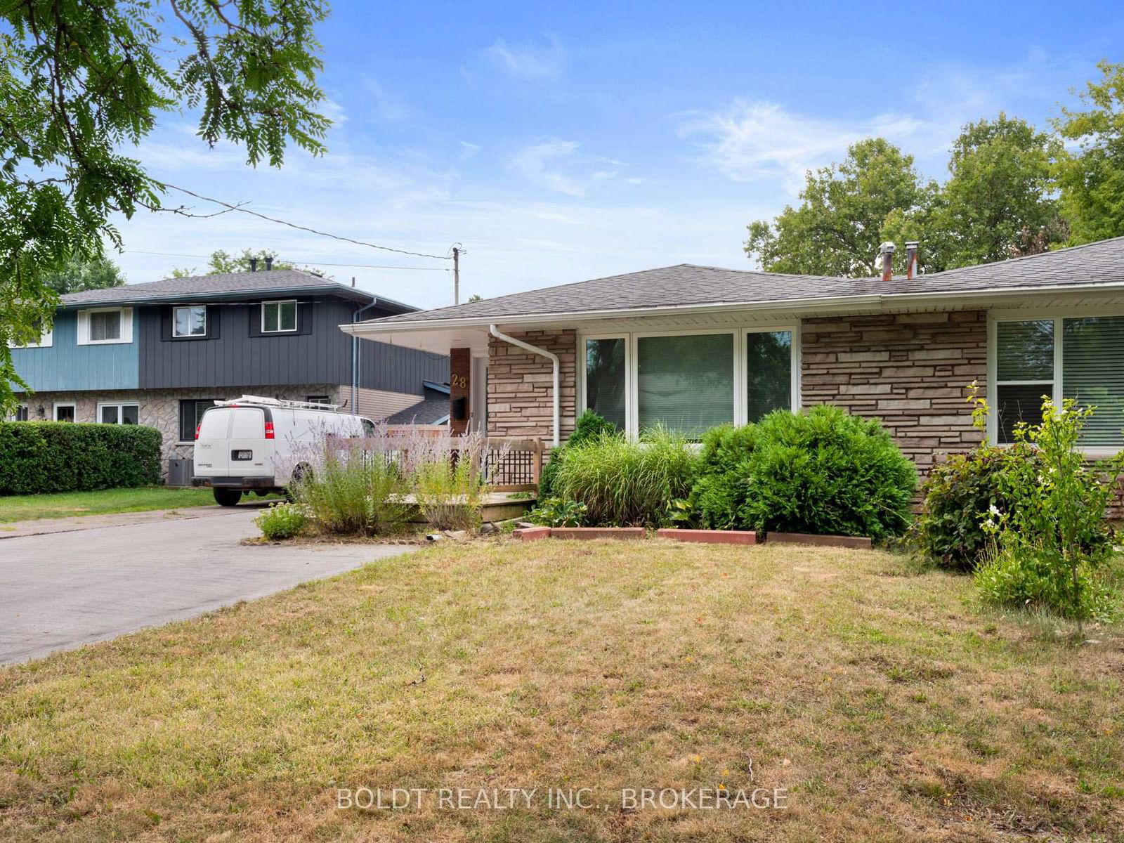 Semi-Detached House leased at 28 Cypress Street, St. Catharines, L2N 4L9 - MLS: X11979185