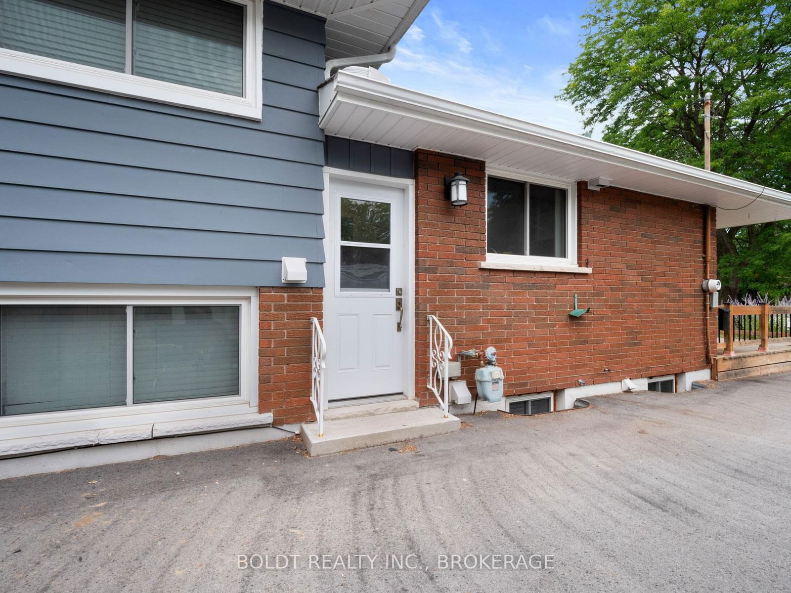 Semi-Detached House leased at 28 Cypress Street, St. Catharines, L2N 4L9 - MLS: X11979185