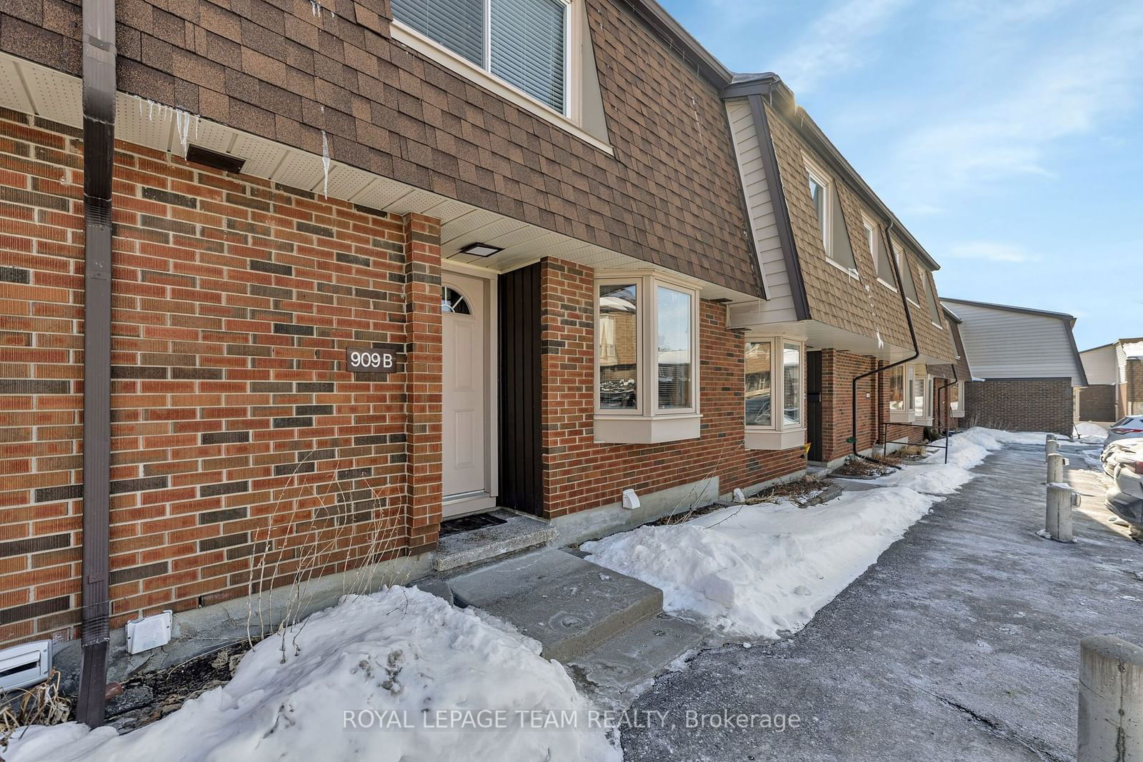 Townhouse for sale at B-909 Elmsmere Road, Ottawa, Beacon Hill South, K1J 8G4 - MLS: X11980081