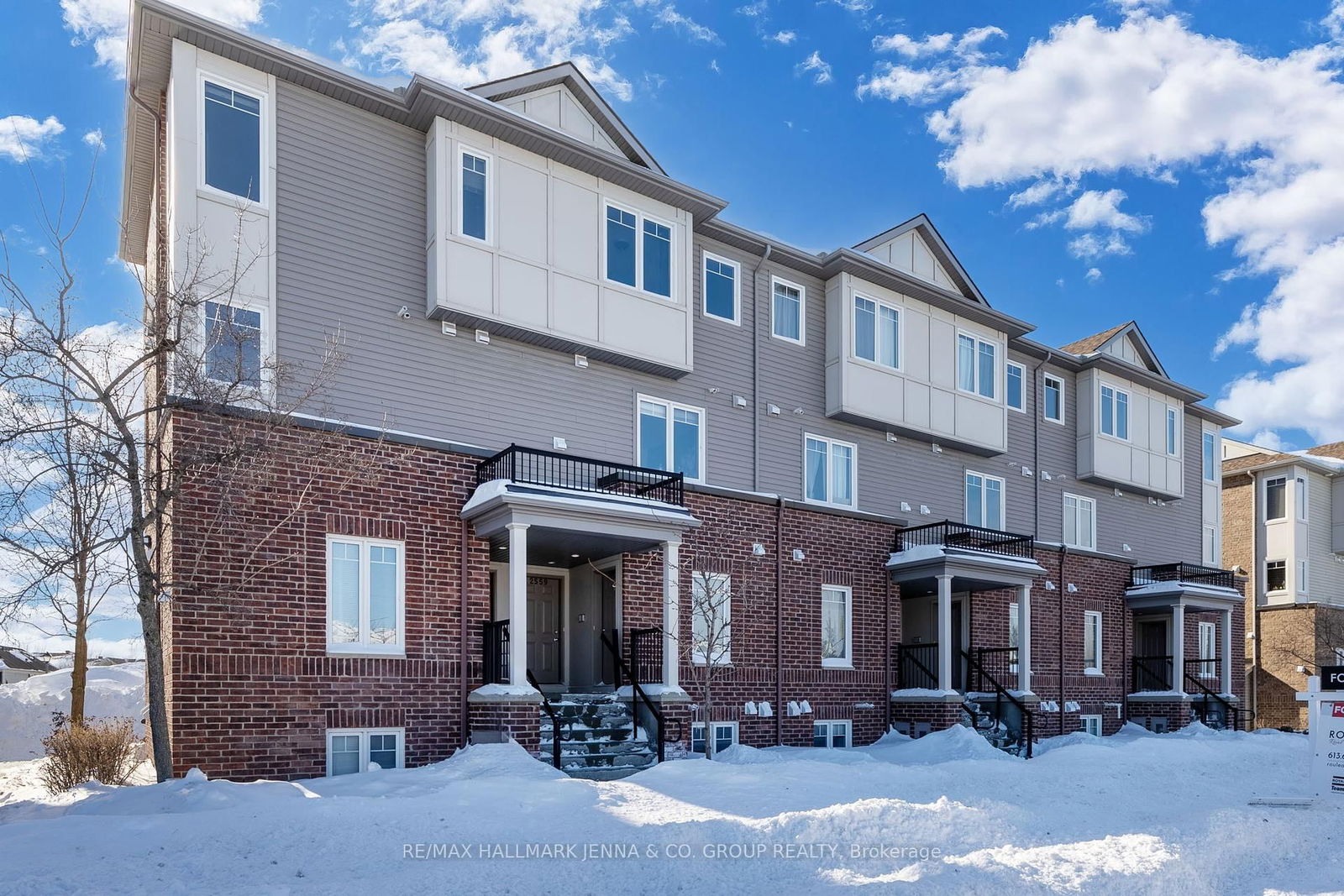 Townhouse sold at 2561 Longfields Road, Ottawa, Barrhaven - Stonebridge, K2J 0V1 - MLS: X11980593